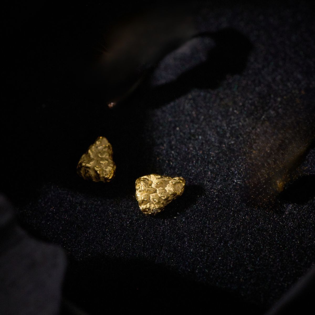 Scoria Rock Studs 18K Guldbelagt