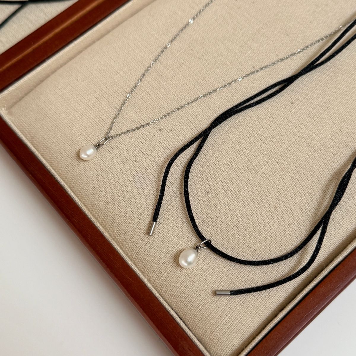 7mm-perle-vedhaeng-paa-satin-snor-og-paa-classic-halskaede-camilla-kroeyer-jewellery