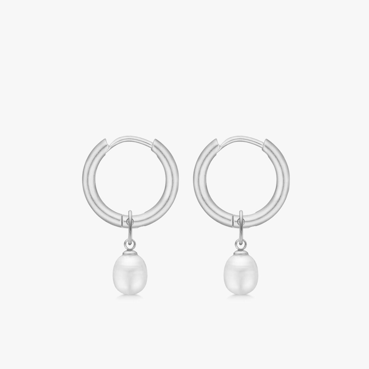 7mm-perle-vedhaeng-soelvfarvet-paa-soelvfarvet-creoler-camilla-kroeyer-jewellery