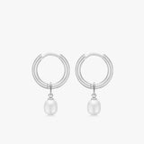 7mm-perle-vedhaeng-soelvfarvet-paa-soelvfarvet-creoler-camilla-kroeyer-jewellery