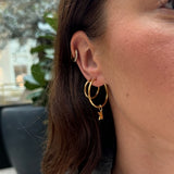 Camilla Krøyer Jewellery Classic Creoler 18K Guldbelagt 25mm med Bogstav Vedhæng