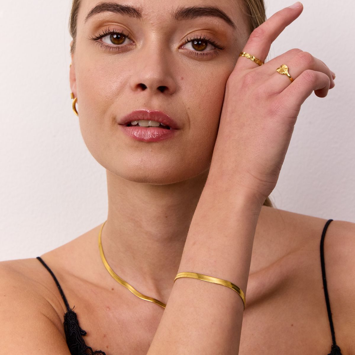 Flad Slange Armbaend 18K Guldbelagt 4mm Camilla Kroeyer Jewellery 02