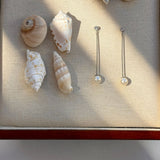 krystal-drop-oereringe-soelvfarvet-foran-musling-camilla-kroeyer-jewellery