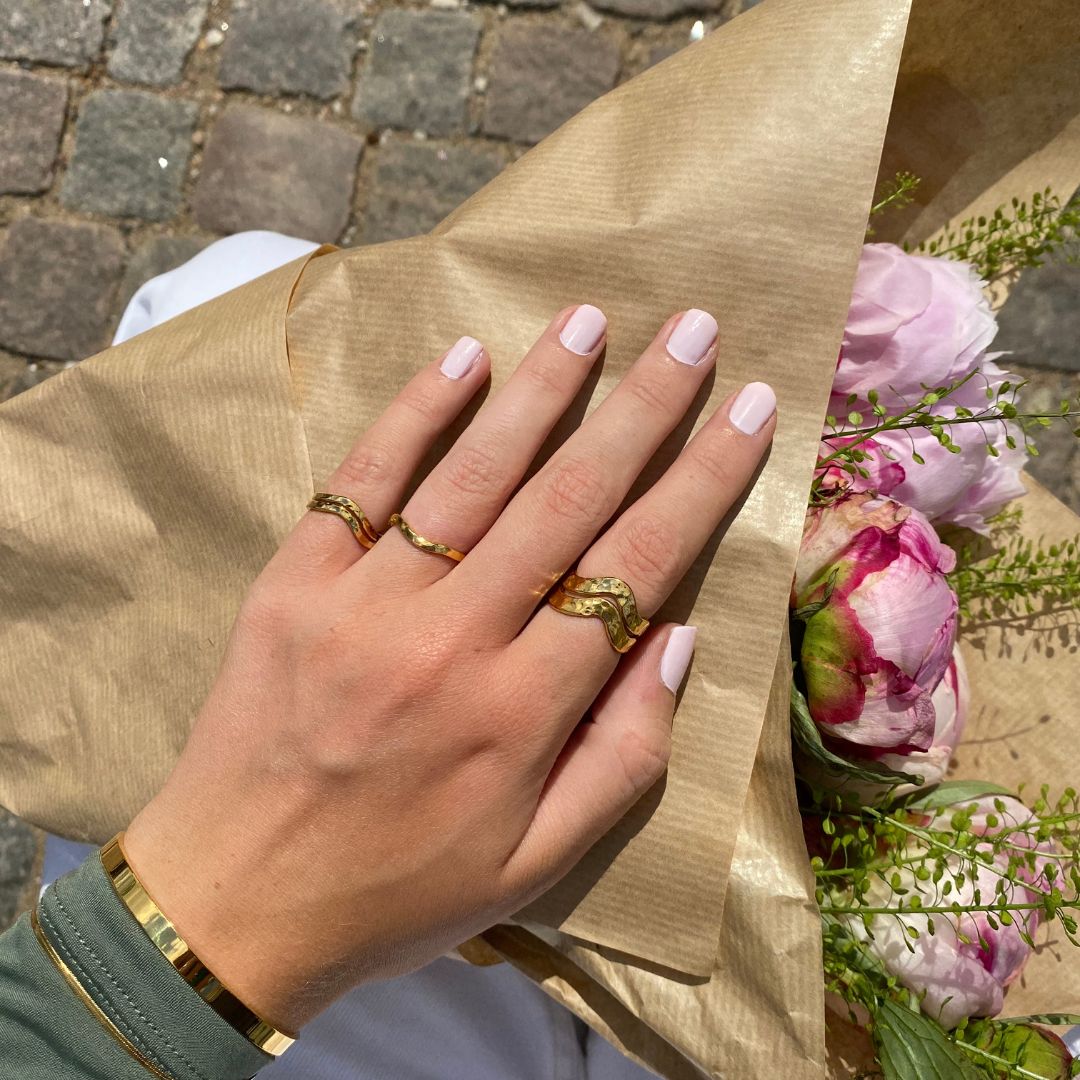 Hamret Wave Ring 18K Guldbelagt 2mm Camilla Krøyer Jewellery
