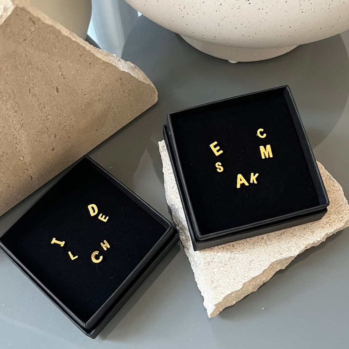 Camilla Krøyer Jewellery Classic Bogstav Stud Øreringe 18K Guldbelagt Mini